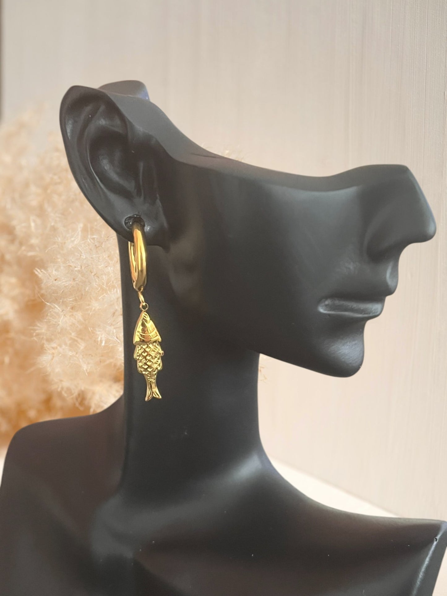 mono boucle d'oreille créole 15mm en acier inoxydable doré.
Pendentif poisson tendance.
Bijou fantaisie fait main.