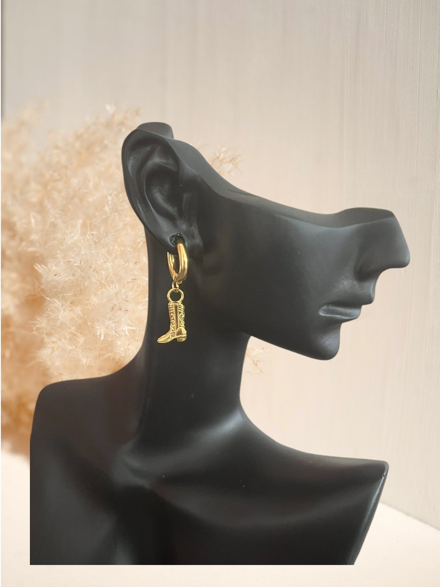 mono boucle d'oreille créole 13mm en acier inoxydable doré. Pendentif santiag. Bijou fantaisie fait main.
