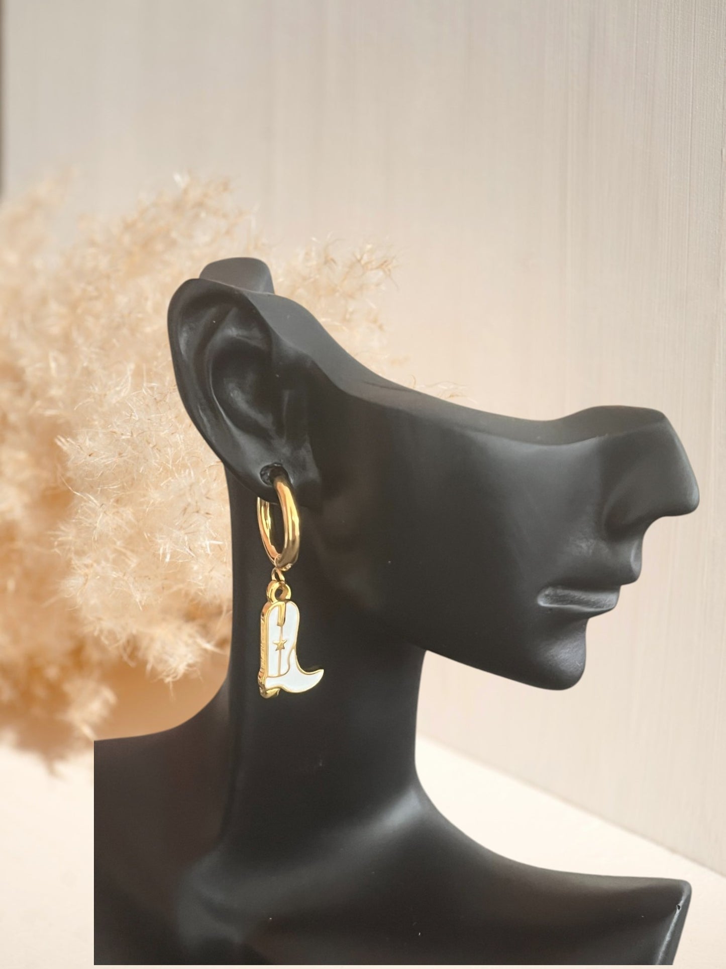 mono boucle d'oreille créole 15mm en acier inoxydable doré.
Pendentif santiag émaillé blanc.
Bijou fantaisie fait main.