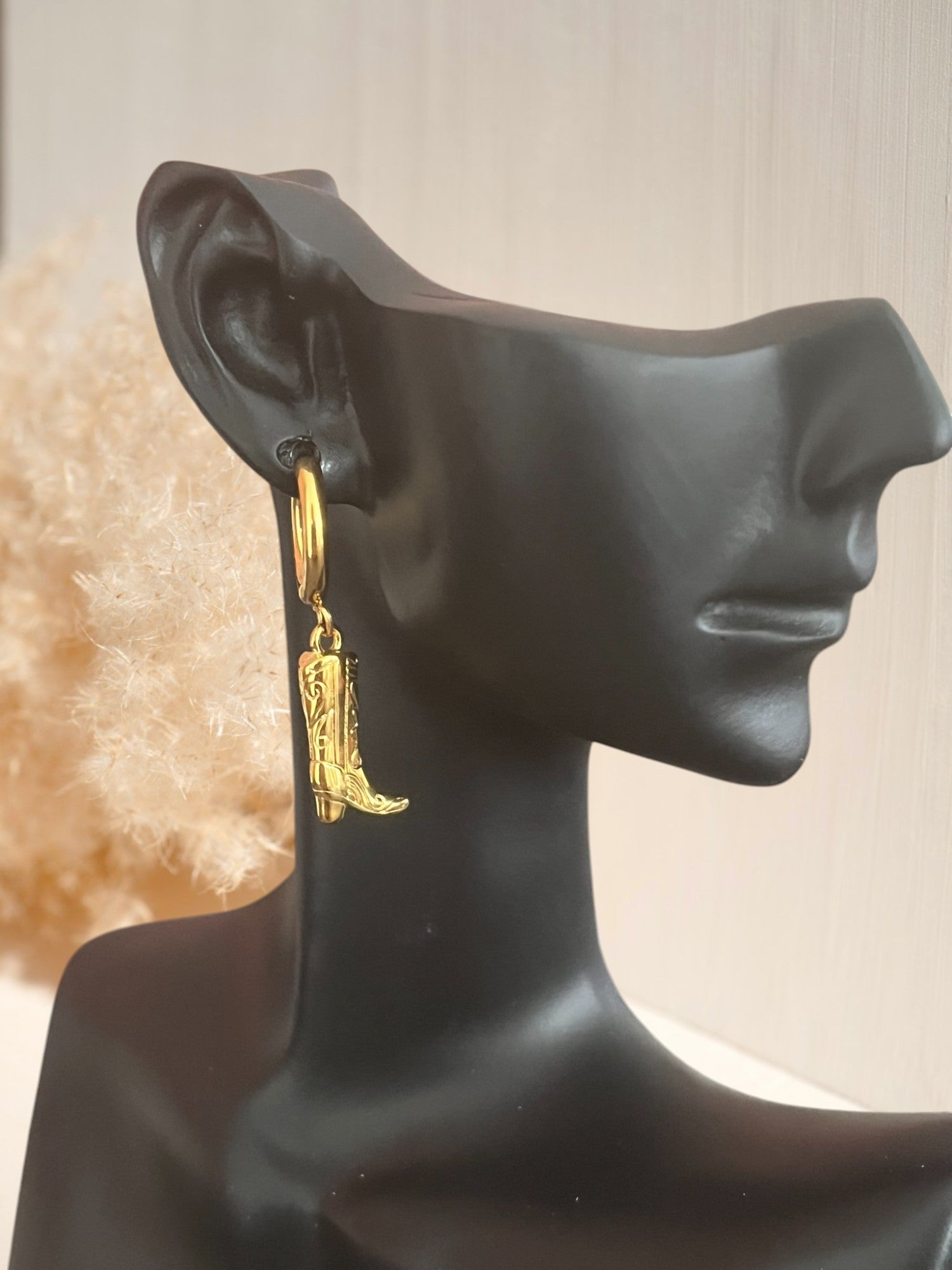 mono boucle d'oreille créole 15mm en acier inoxydable doré.
Pendentif santiag tendance.
Bijou fantaisie fait main.