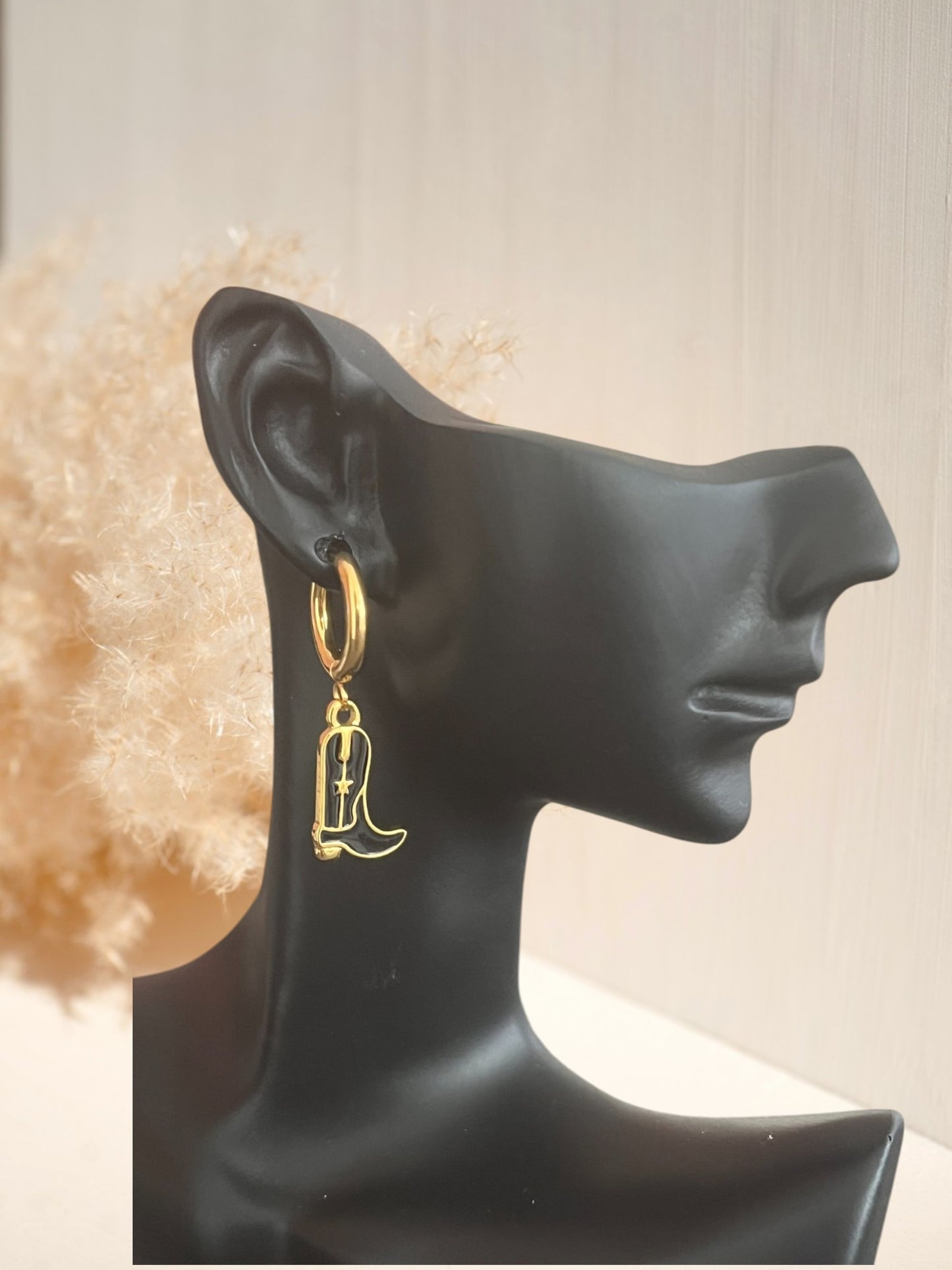 mono boucle d'oreille créole 15mm en acier inoxydable. Pendentif santiag émaillé noir. Bijou fantaisie fait main.