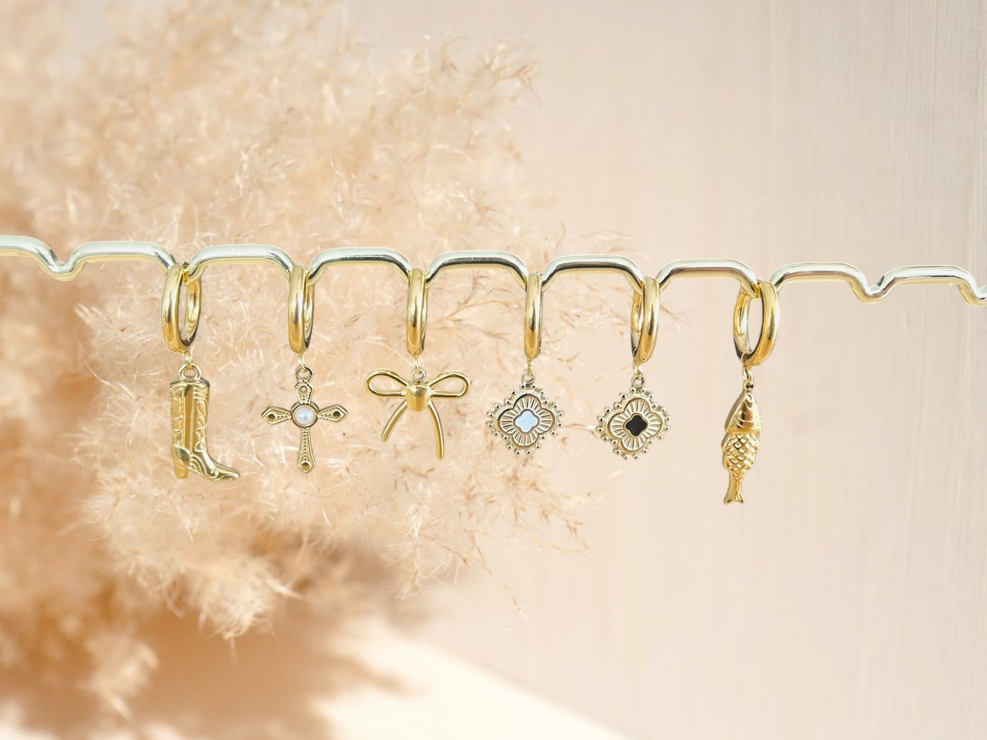 mono boucle d'oreille créole 15mm en acier inoxydable doré. Bijou fantaisie fait main. 