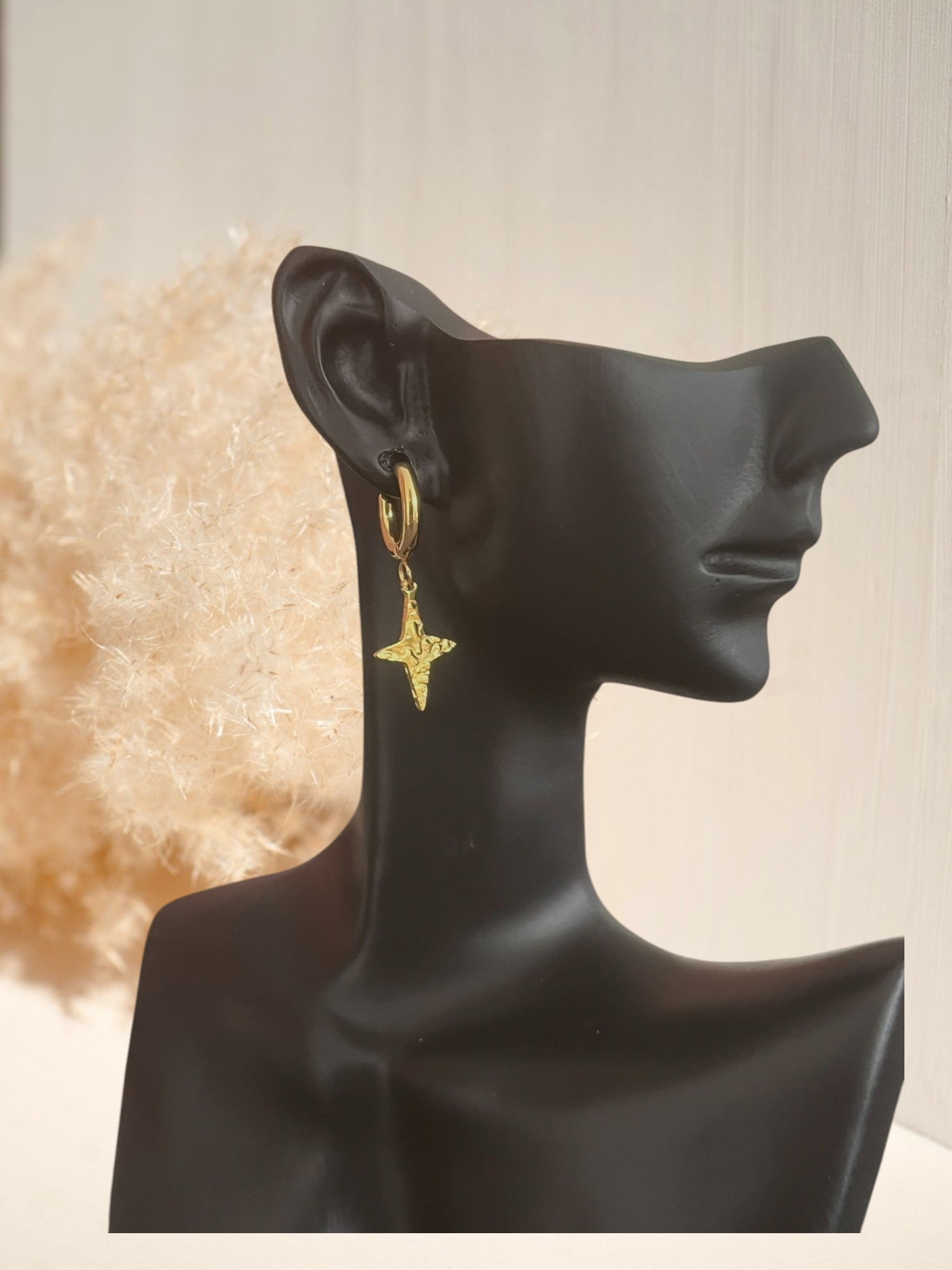 mono boucle d'oreille créole 13mm en acier inoxydable doré. Pendentif étoile martelée. Bijou fantaisie fait main.