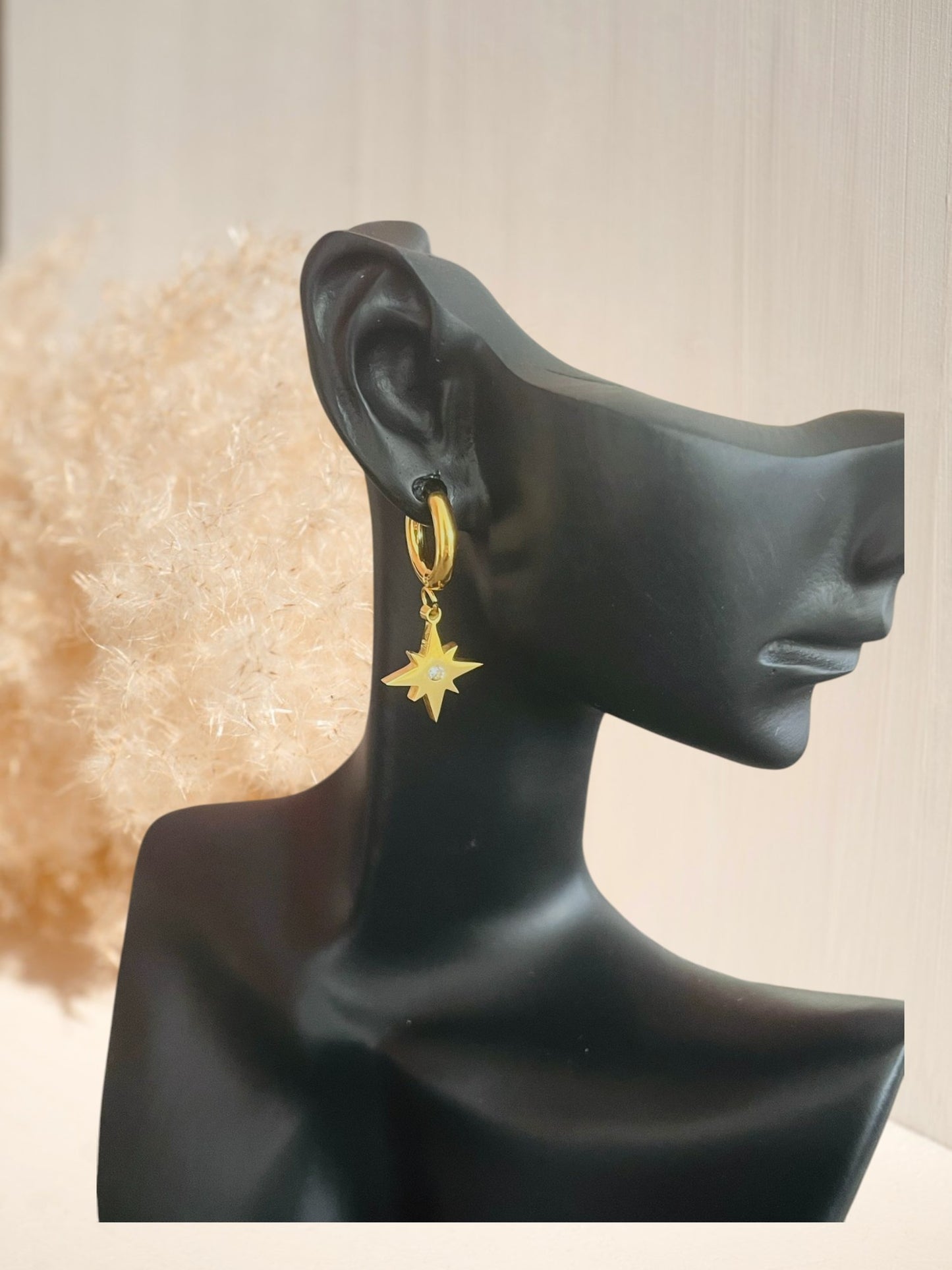 mono boucle d'oreille créole 13mm en acier inoxydable doré. Pendentif étoile strass. Bijou fantaisie fait main.