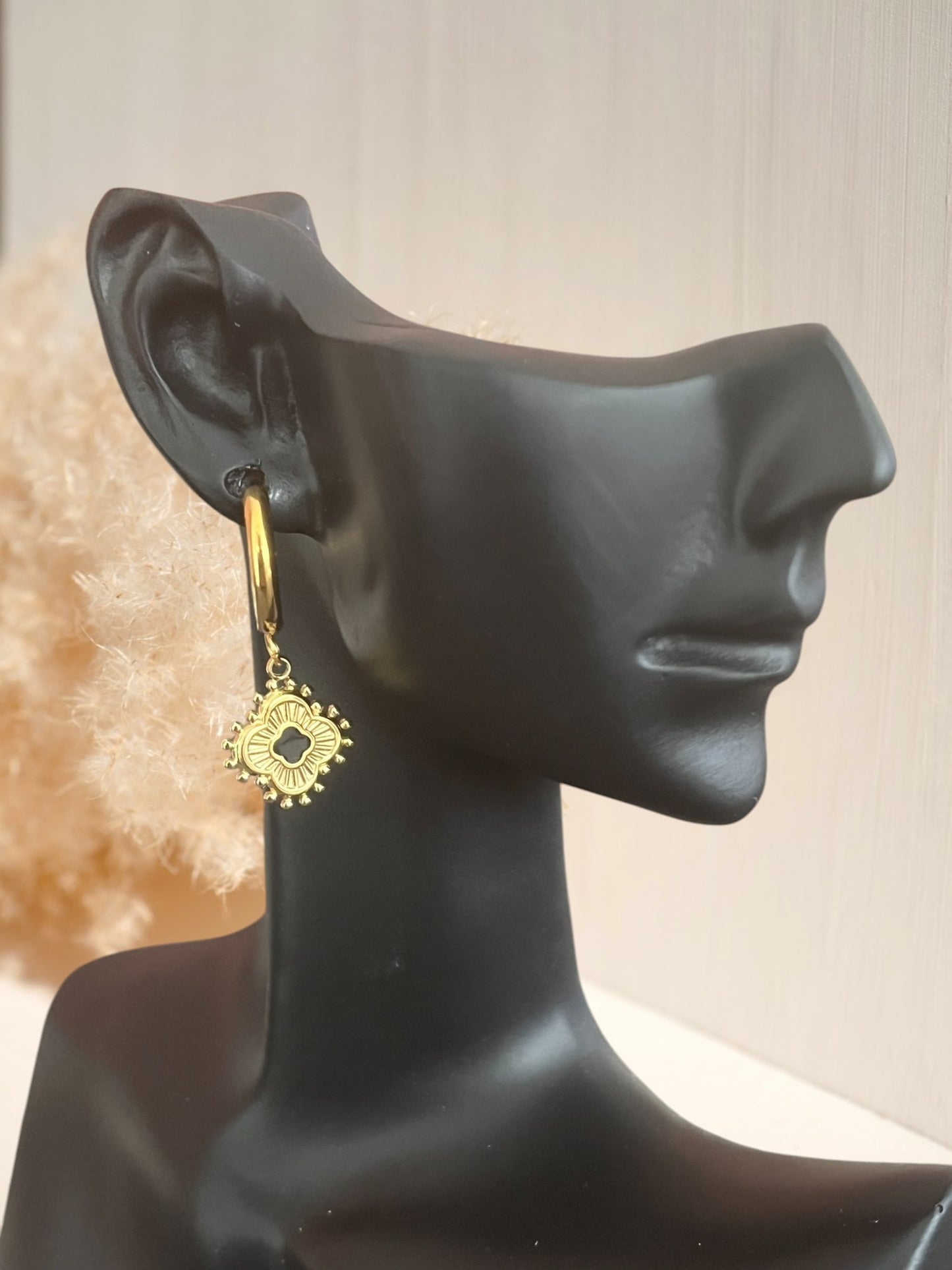 mono boucle d'oreille créole 15mm en acier inoxydable doré.
Pendentif trèfle émaillé noir.
Bijou fantaisie  fait main.