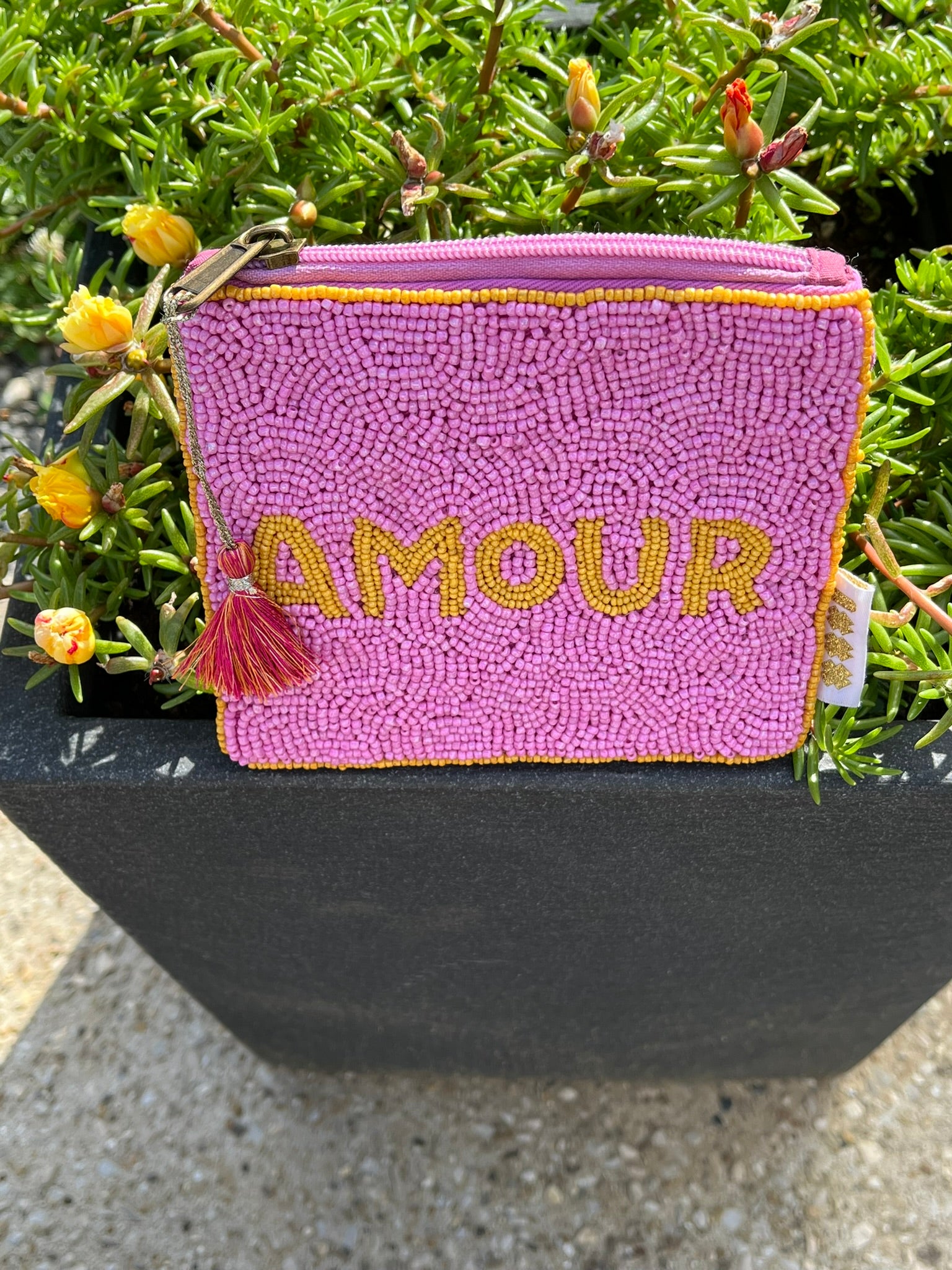 Pochette fabriquée à la main en Inde
Tissée de perles en verre 
Inscription Amour