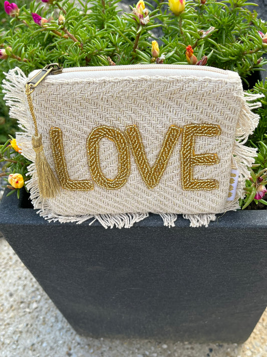 Pochette fabriquée à la main en Inde
Tissée de perles en verre 
Inscription Love beige et doré