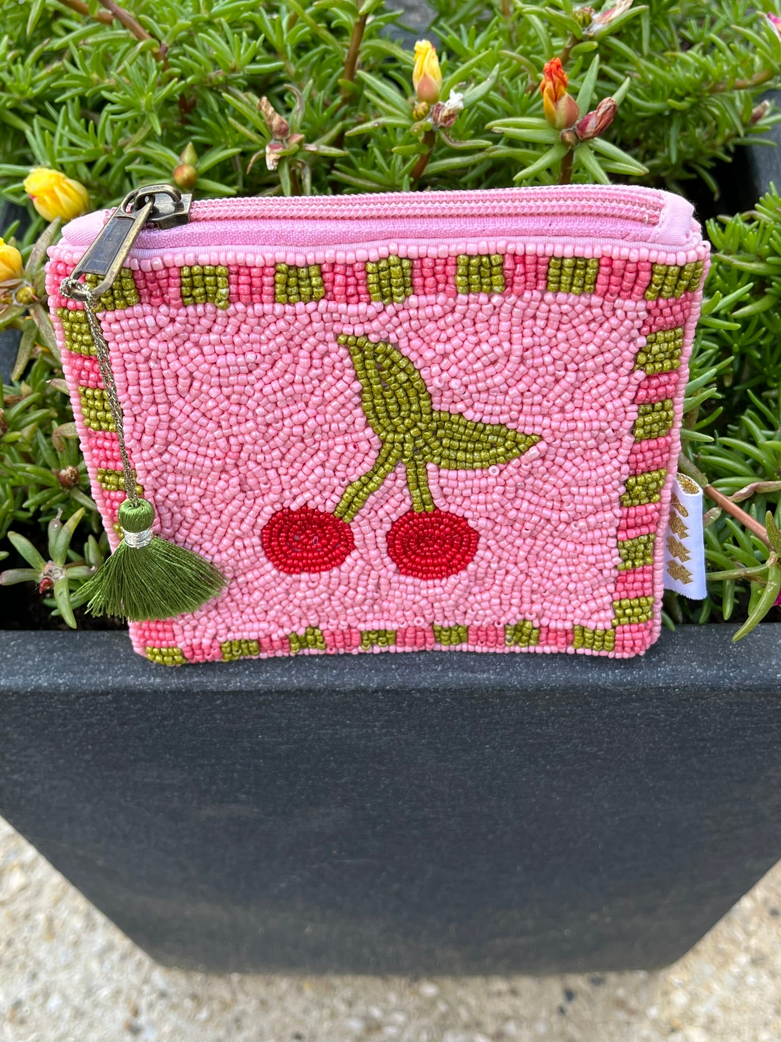 Pochette fabriquée à la main en Inde
Tissée de perles en verre 
Motif cerises rose et rouge