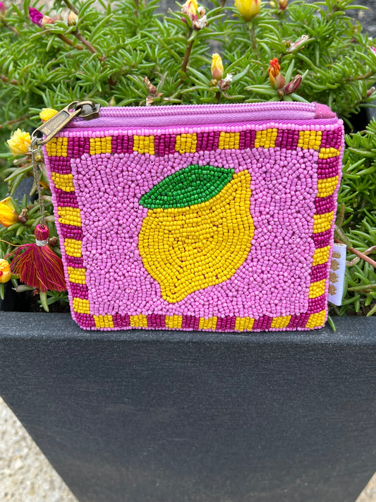 Pochette fabriquée à la main en Inde
Tissée de perles en verre
Motif Citron jaune et rose