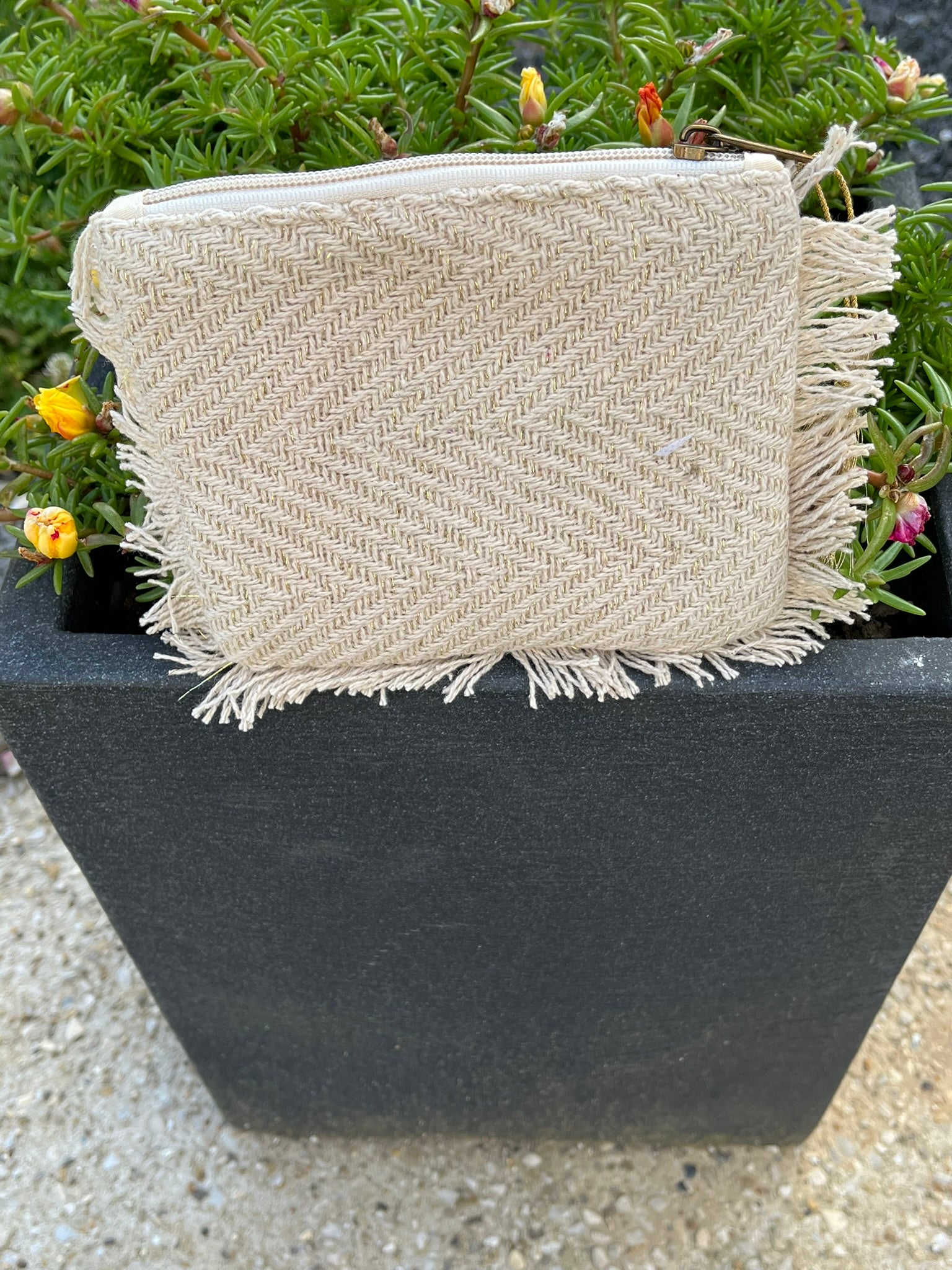 Pochette fabriquée à la main en Inde
Tissée de perles en verre 
Motif coquillage beige et doré