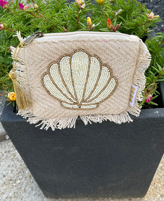 Pochette fabriquée à la main en Inde
Tissée de perles en verre 
Motif coquillage beige et doré