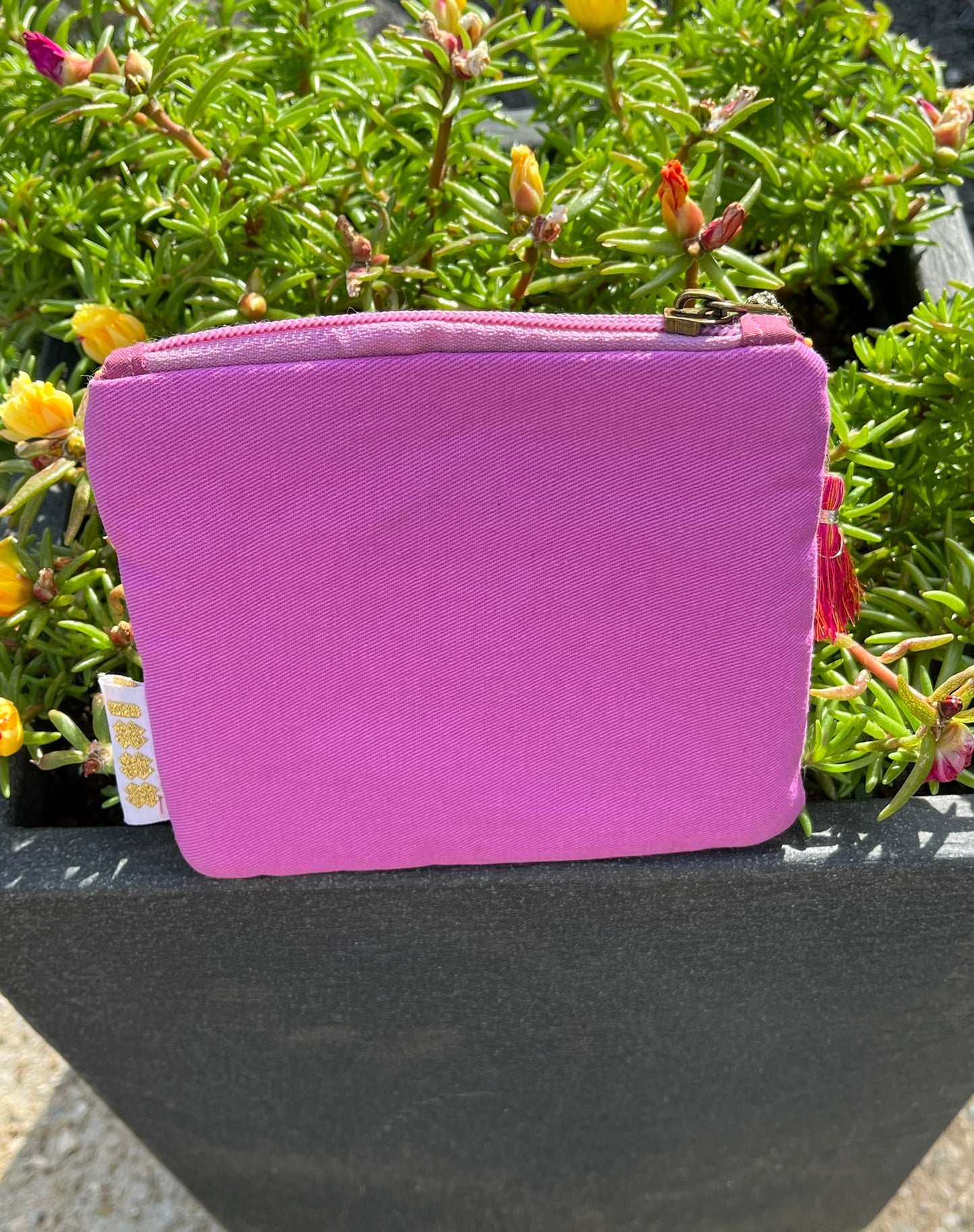 Pochette fabriquée à la main en Inde
Tissée de perles en verre 
Inscription Amour