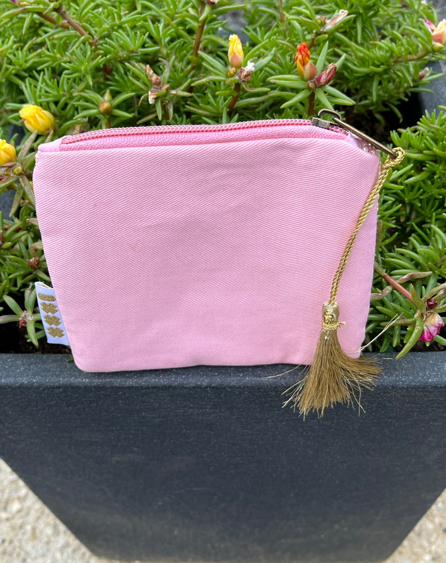 Pochette fabriquée à la main en Inde
Tissée de perles en verre 
Motif soleil rose et doré