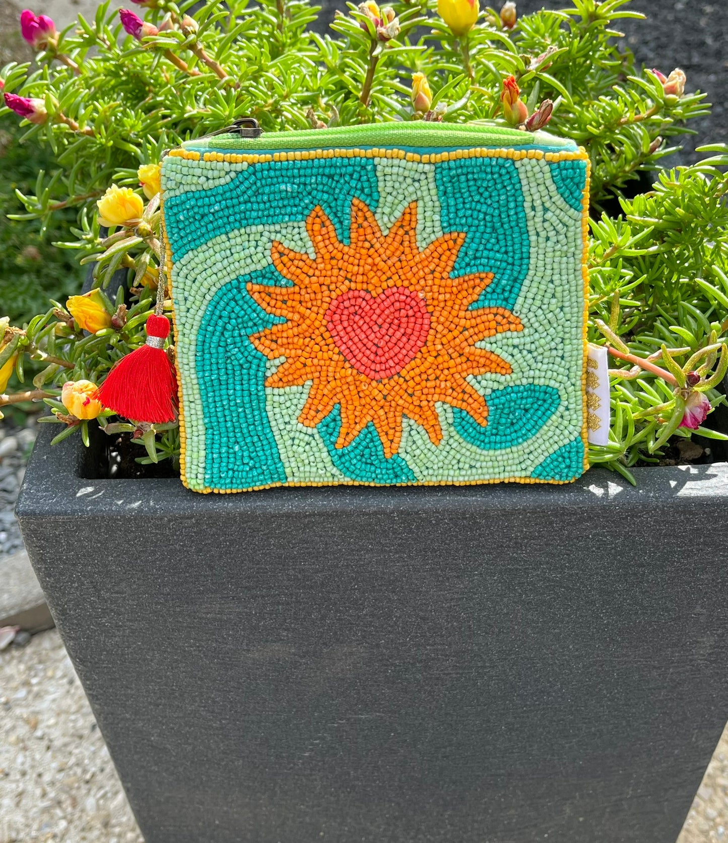 Pochette fabriquée à la main en Inde
Tissée de perles en verre vert, orange
Motif soleil